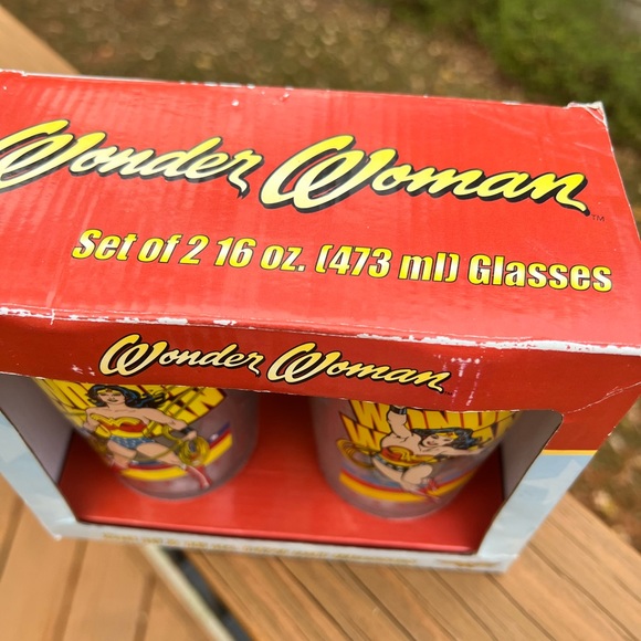 Set of 2 Wonder Woman 16 Oz Glasses - Picture 2 of 2
